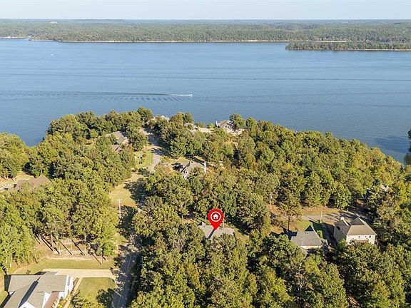 2nd image of 20 Brook Hollow Pl