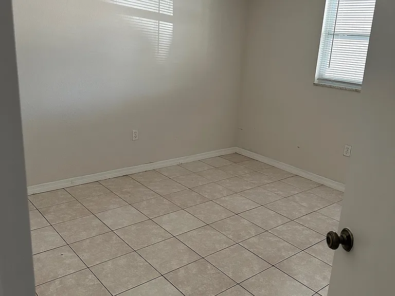 2719 52nd Avenue Dr W — Photo 2