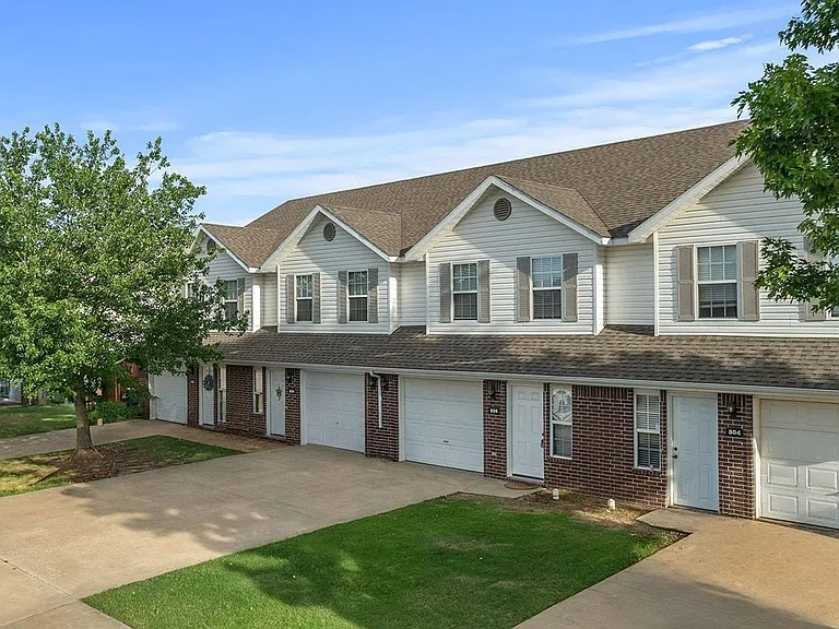 804 Meadowlands Drive — Photo 1