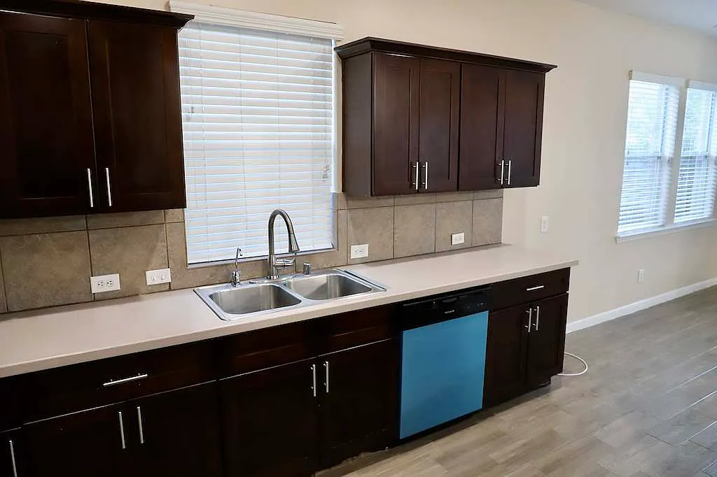 5 bed, 2983 sqft, $2,350 — Photo 4