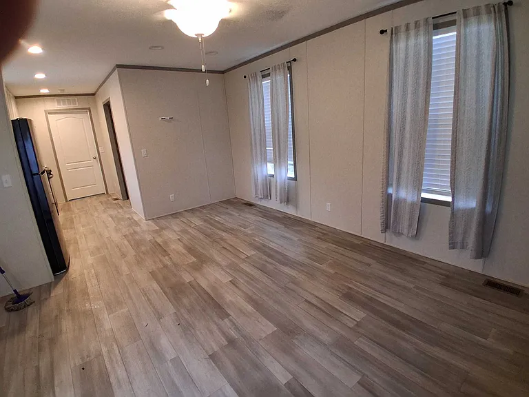 1713 Pella Ave — Photo 2
