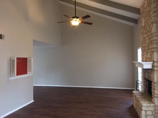 Living room/vaulted ceiling