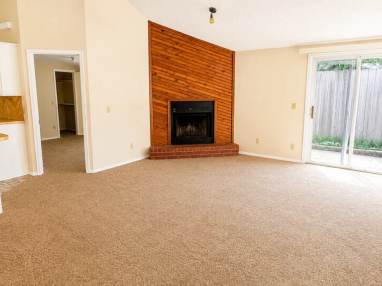 1906 Christie Dr — Photo 2