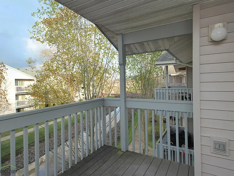 Knox Butte Apartments — Photo 8