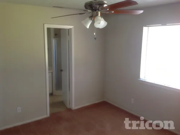 1721 Oak Tree Dr, Denton, TX 76209