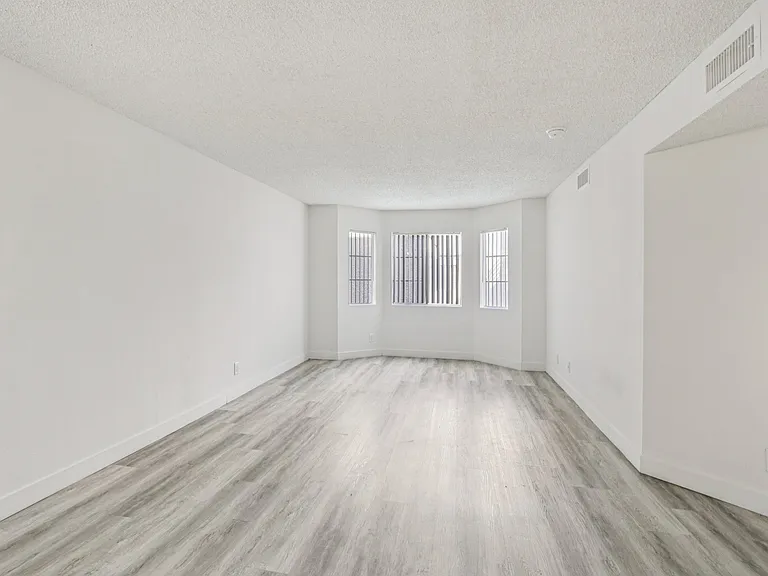 5555 Harold Way — Photo 12