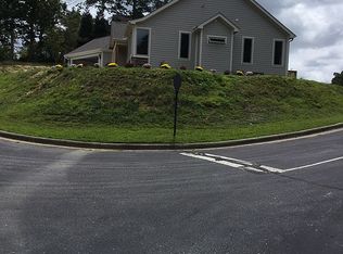 38 Shadowleaf Dr, Hendersonville, NC 28739