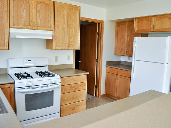 Full kitchen with plenty of cabinet space 