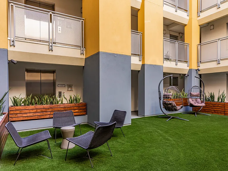 Jackson Courtyard — Photo 31
