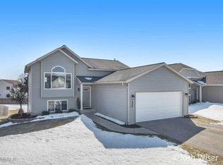 356 Prairie Run Dr NE, Cedar Springs, MI 49319