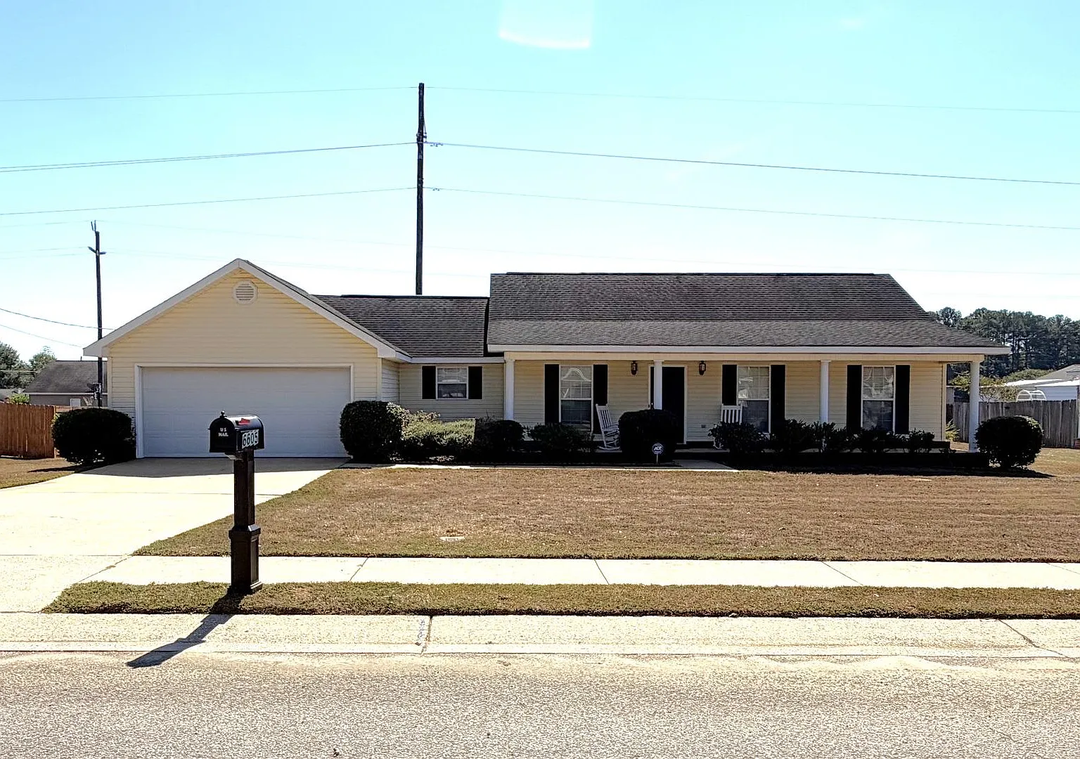 4 bedroom 2 bath house on large lot — Photo 1