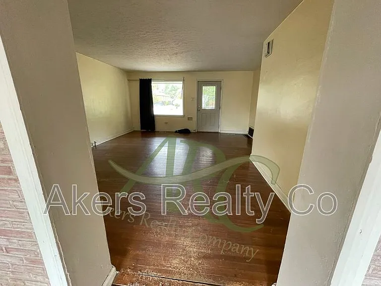 2210 Court St — Photo 2