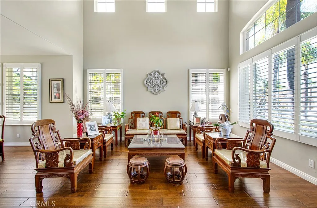 5 bed, 3246 sqft, $8,400 — Photo 3