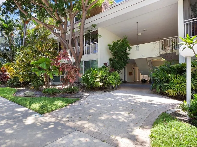 260 Sunrise Dr #H — Photo 3