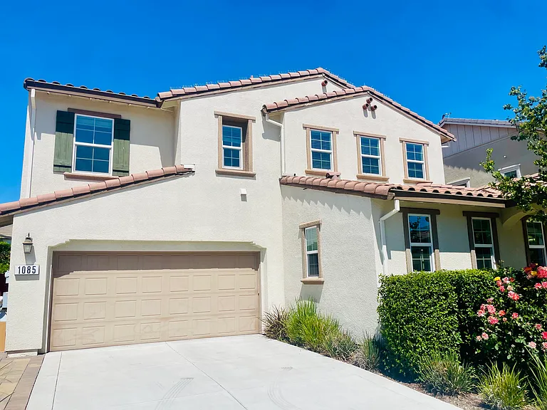 1085 Modena St — Photo 2