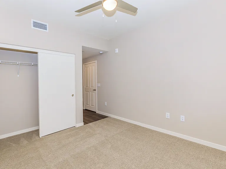 Los Alamitos Luxury Apartments — Photo 23