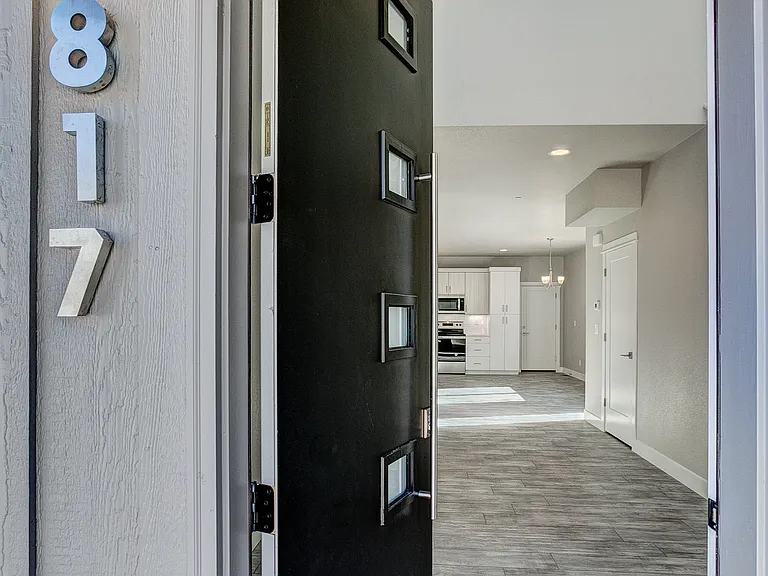 817 Cherokee Dr — Photo 2