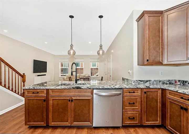 3 bed, 1711 sqft, $3,300 — Photo 3