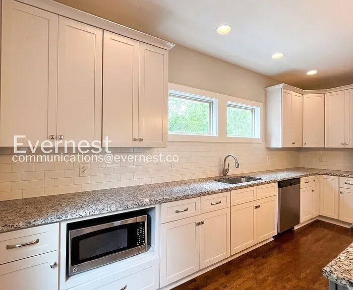 2115 Burns St — Photo 9