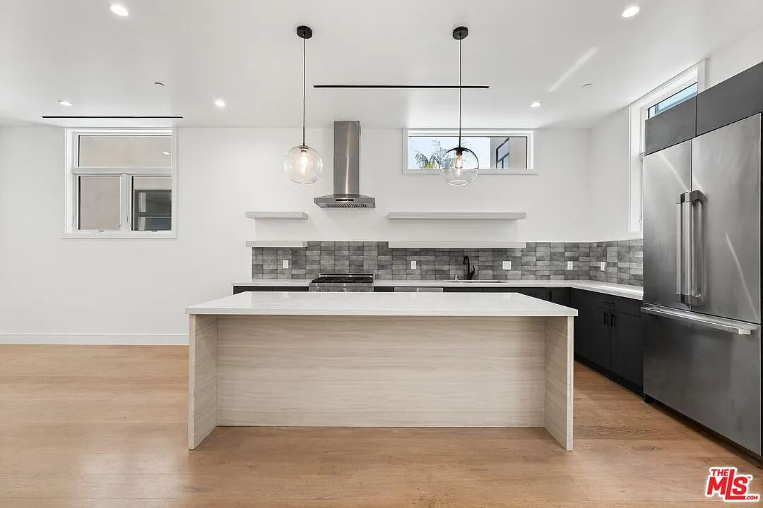 3 bed, 3.0 bath, $8,499 — Photo 2