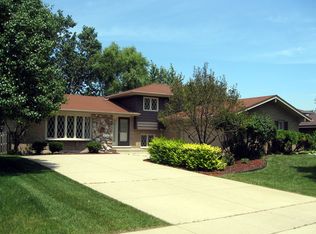 1216 Mansfield St, Woodridge, IL 60517