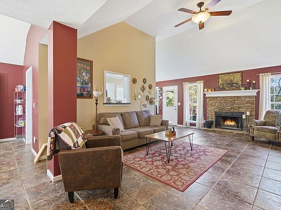 5th image of 137 Orchard Way SE