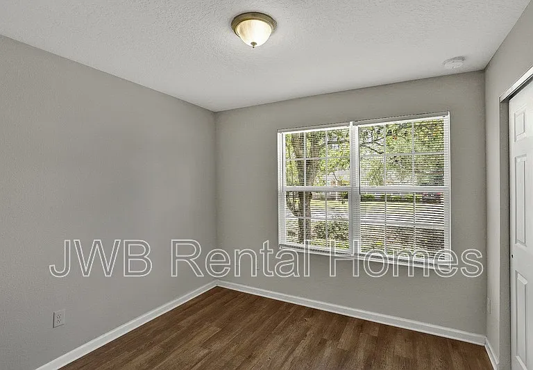 4643 Williamsburg Ave — Photo 8