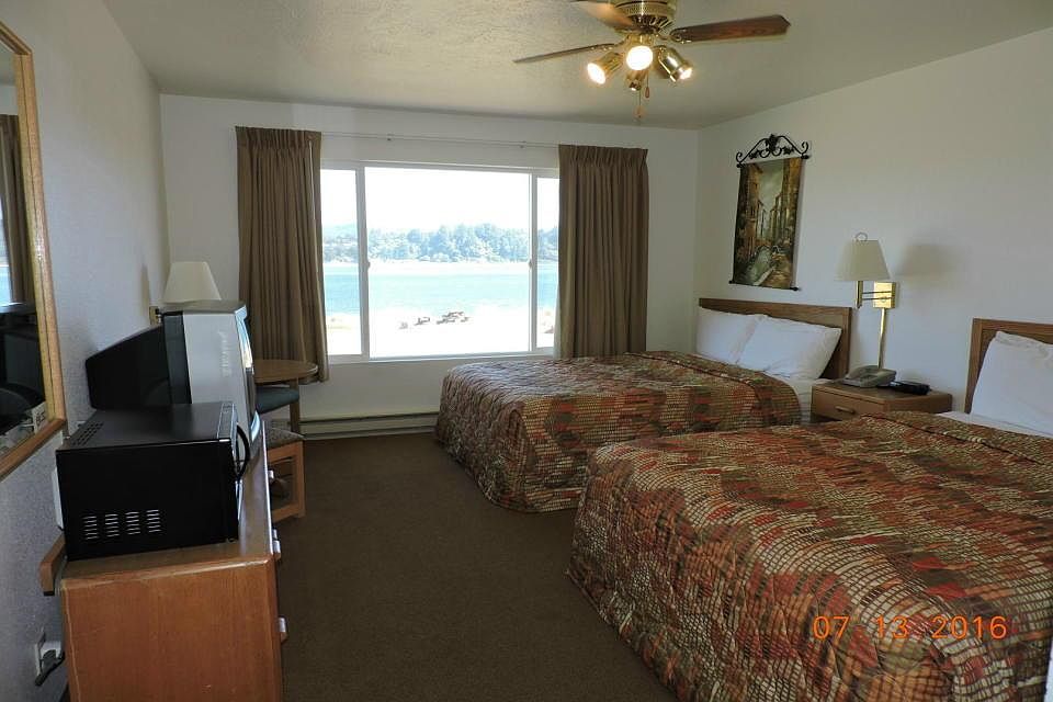 2nd image of 902 NW Bayshore Dr