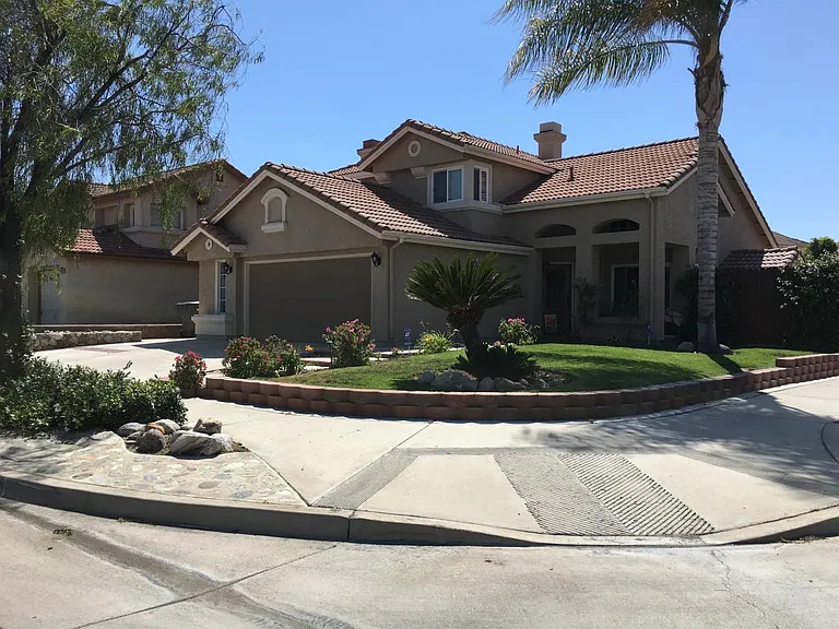 390 Hobart Cir — Photo 1