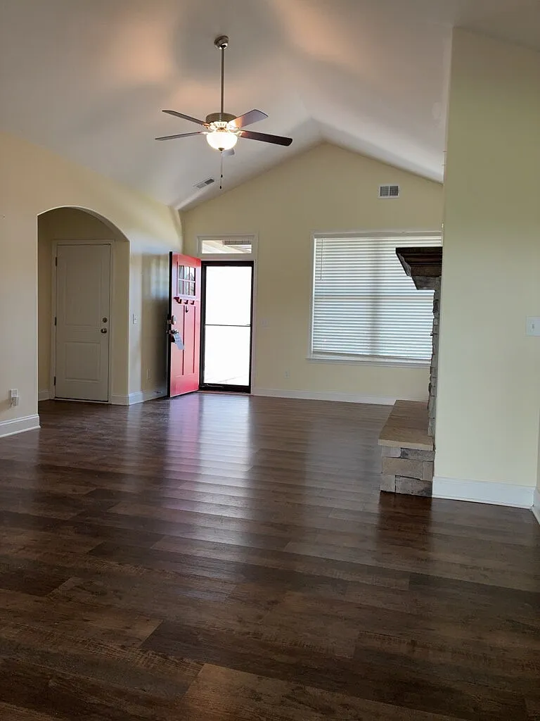 3 bed, 2.0 bath, 1396 sqft, $2,400 — Photo 3