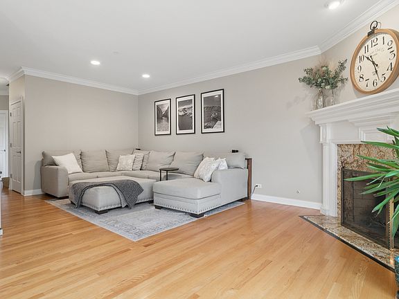 5th image of 90 Waters Edge Ct