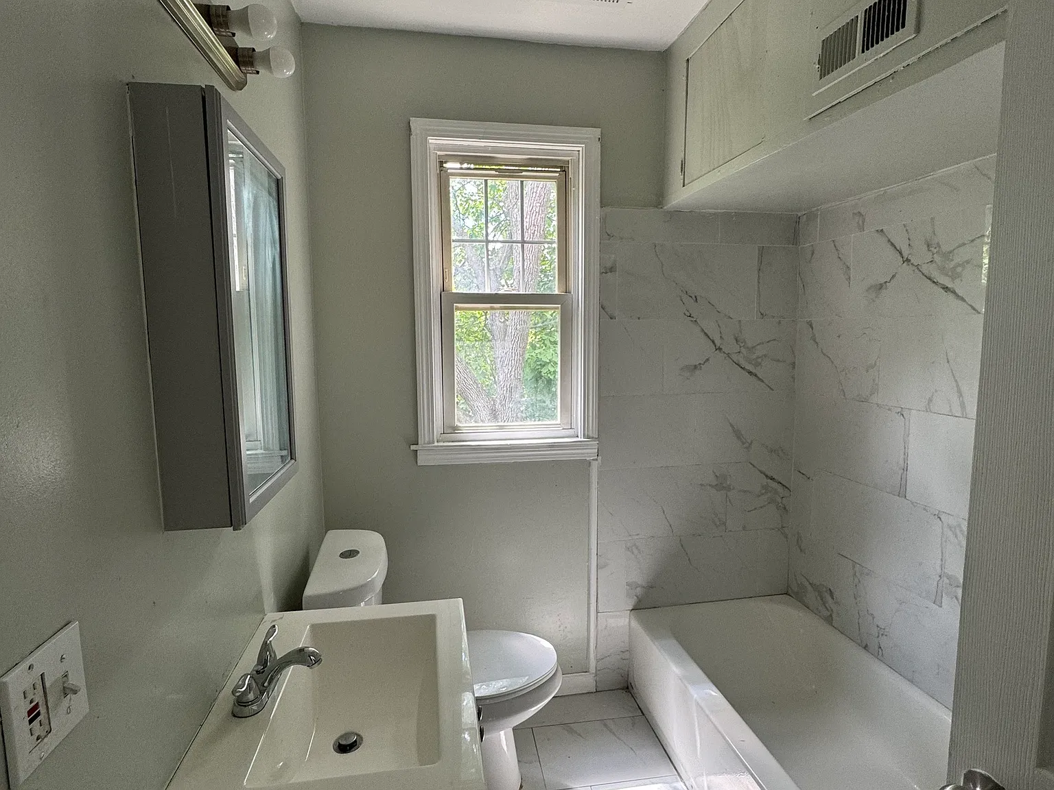 3 bed, 1.0 bath, 3053 sqft, $1,700 — Photo 4