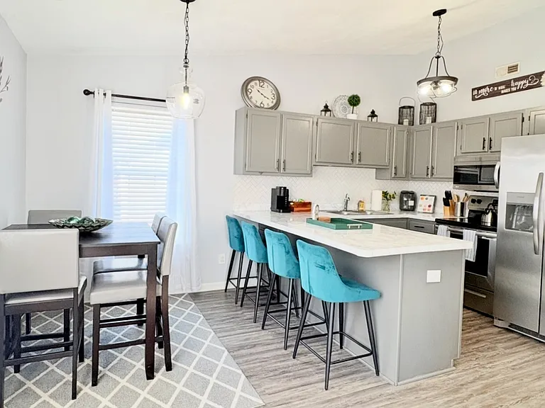 Clover Meadows Dr — Photo 2