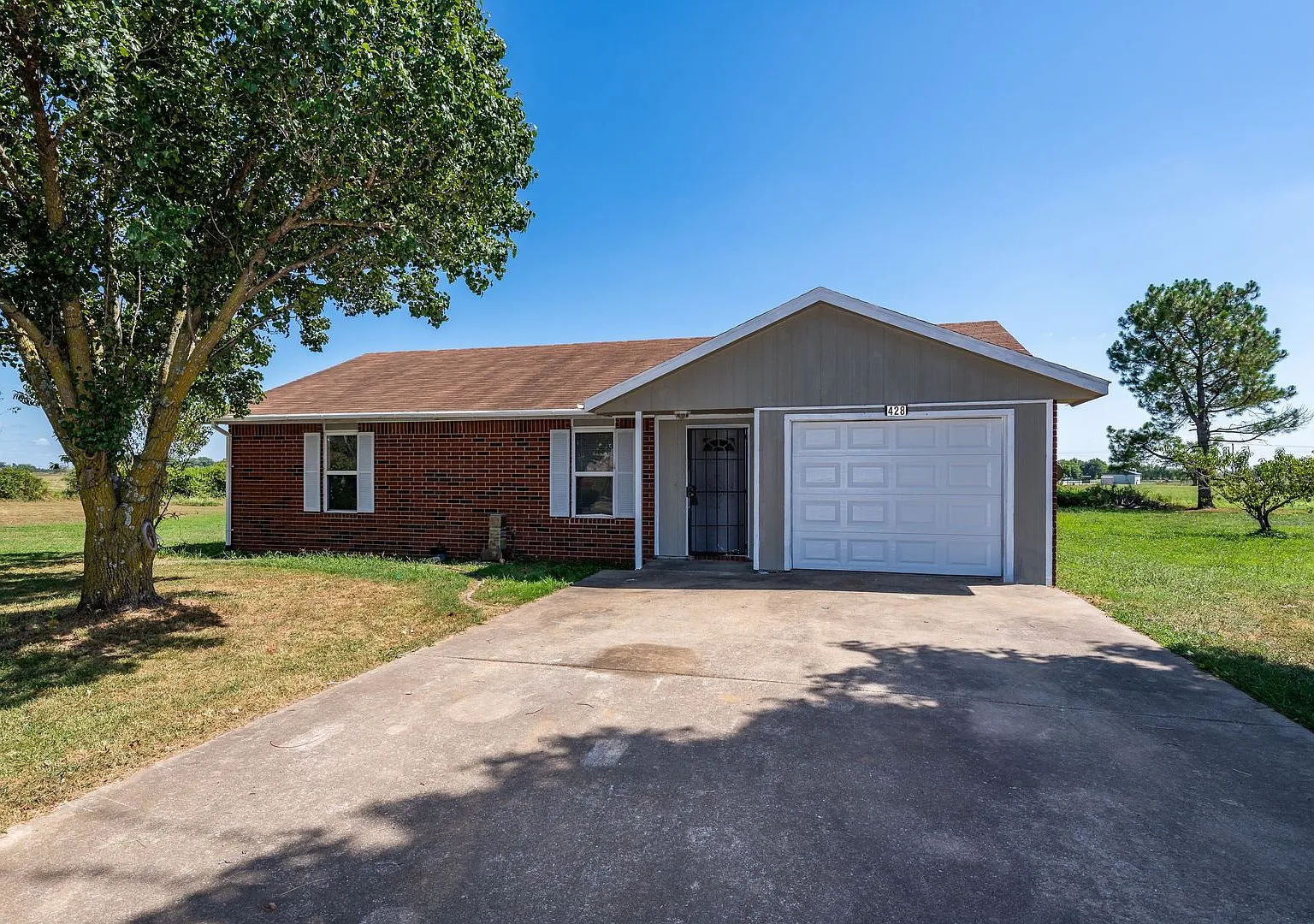 Culdesac Home on Over Half an Acre! Pet friendly and 6-12 month leases! — Photo 1