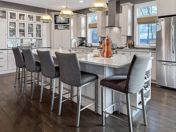 3rd image of 412 Longview Rd W