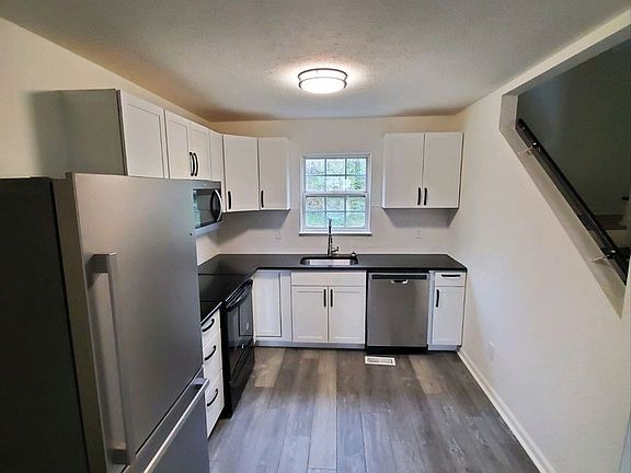 3rd image of 805 Sylvan Dr