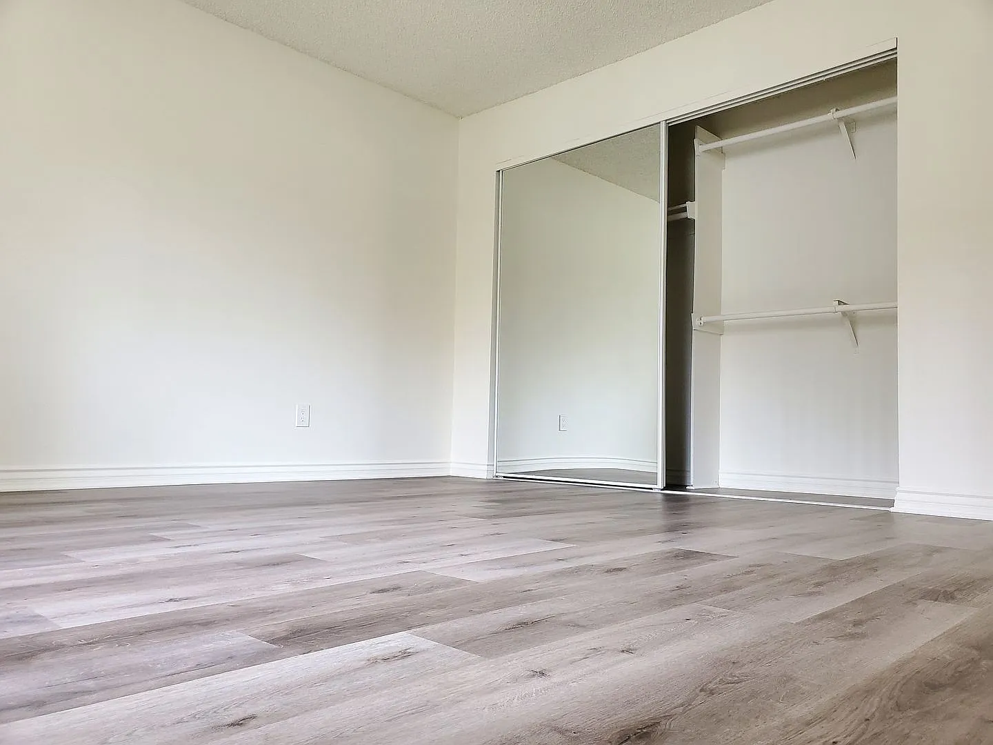 120 - 801 E Palmer Ave — Photo 3
