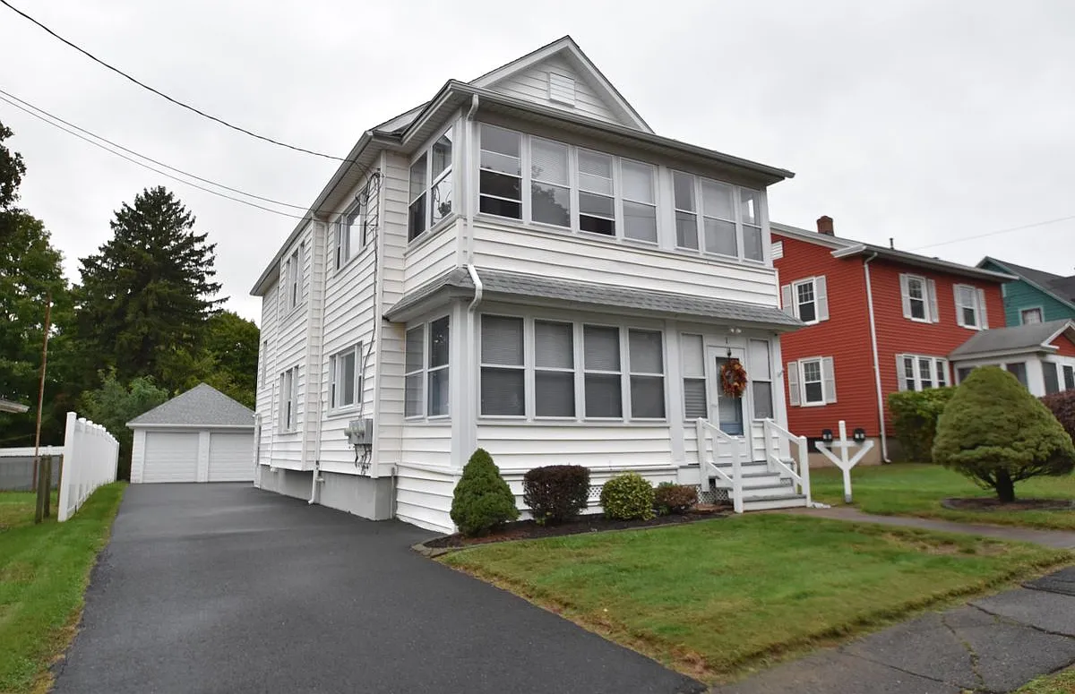 3 bed, 1.5 bath, 1192 sqft, $2,000 — Photo 1