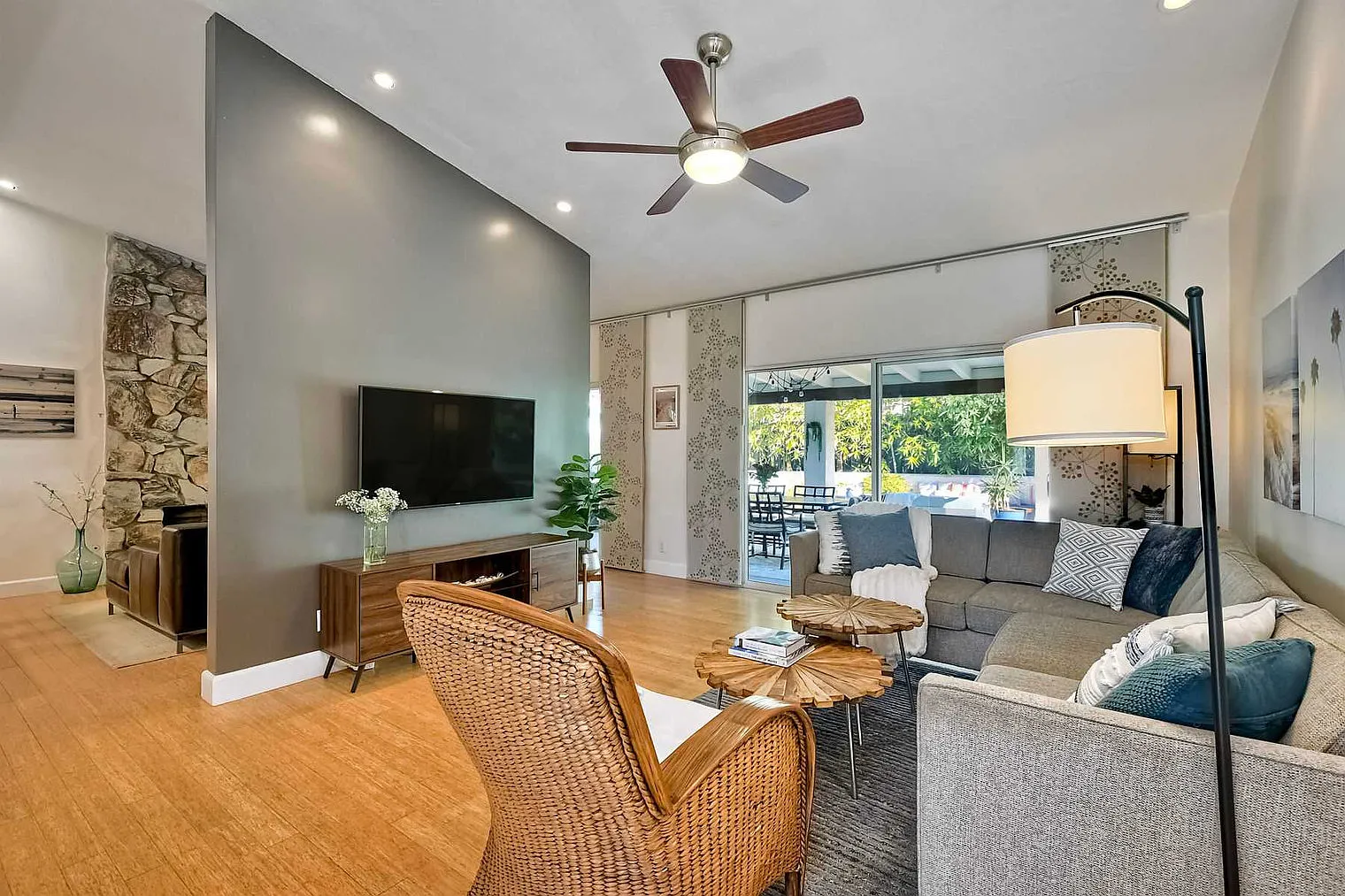3 bed, 2.0 bath, 1313 sqft, $8,827 — Photo 4