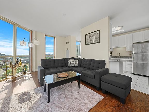 5th image of 645 N Kingsbury St APT 1402