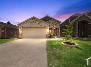 8904 Tenderfoot Ln, Aubrey, TX 76227