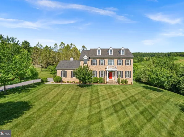 35124 Greyfriar Dr, Round Hill, VA 20141