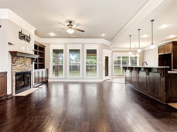 5th image of 204 Forest Oak Dr