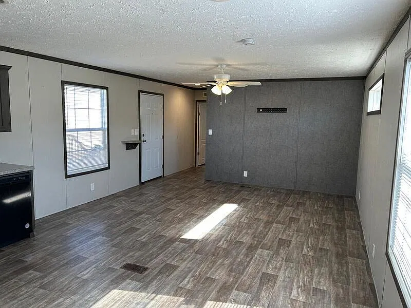 3 bed, 2.0 bath, $1,050 — Photo 3