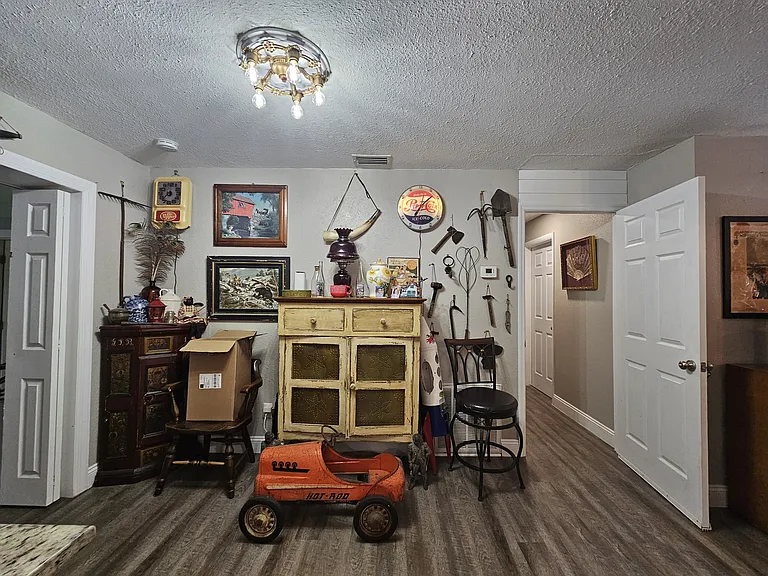 545 Oxford Ave — Photo 17