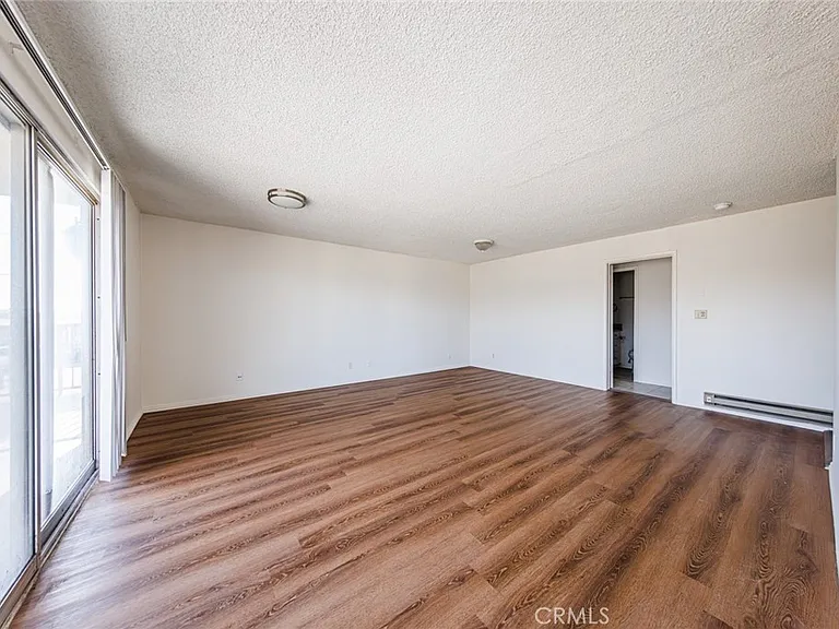 810 E Grand Ave — Photo 9