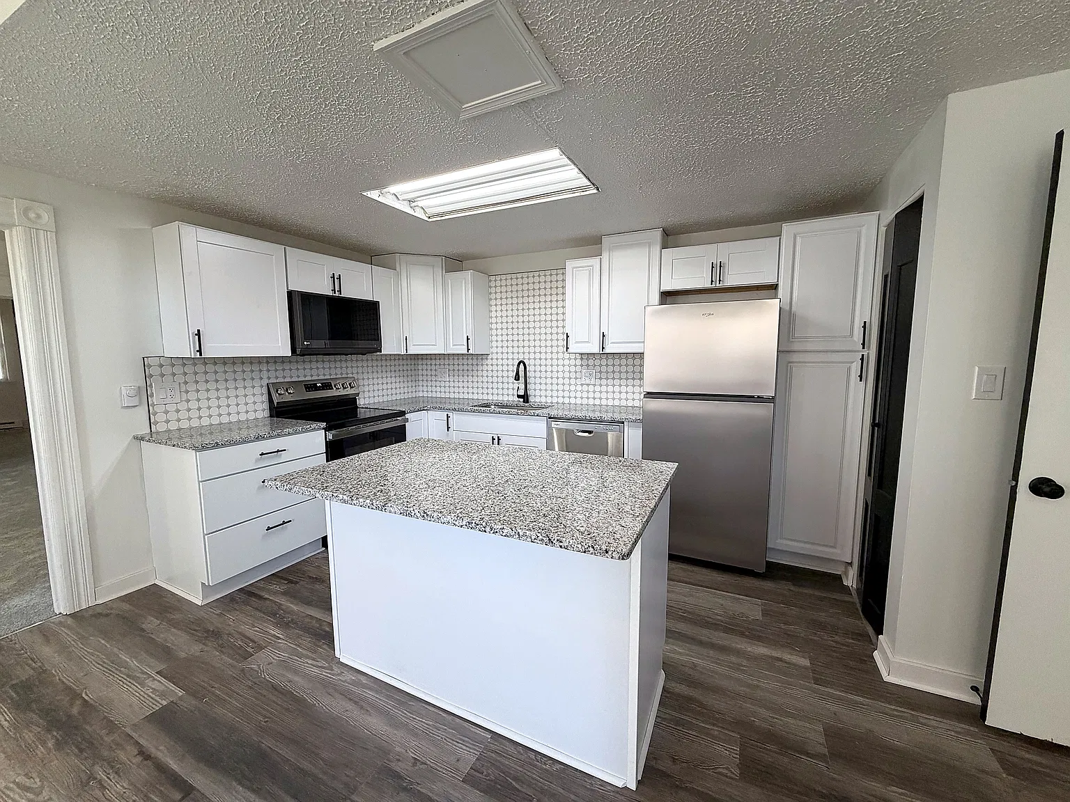 1 bed, 900 sqft, $895 — Photo 2