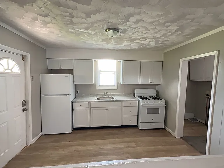 1521 & 1521 1/2 E Kirby Ave (AARC Management, LLC) — Photo 7