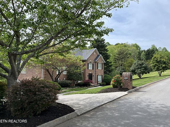 4th image of 705 Valley Hill Ln