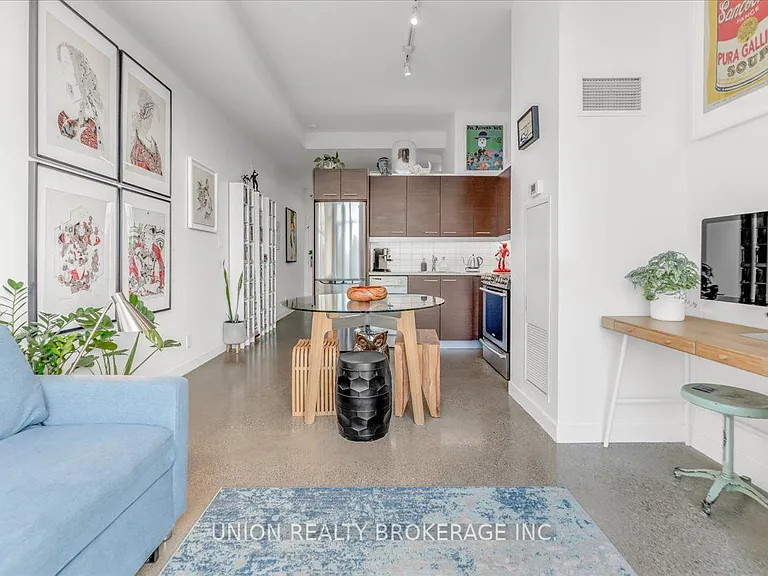 569 King St E #404 — Photo 8